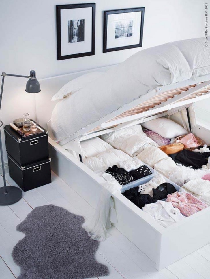 Dans le lit avec rangement, vous pourrez entasser toute votre garde-robe et bien plus encore !