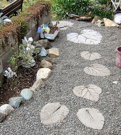 4. Con grandi foglie o stampi appositi per cemento potete creare queste pietre che sono belle sia in mezzo al brecciolino...