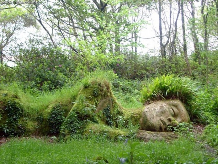 Il fascino di questa scultura che ricorda le fattezza di una ninfa dei boschi, rimane intatto anche durante l'uggioso autunno