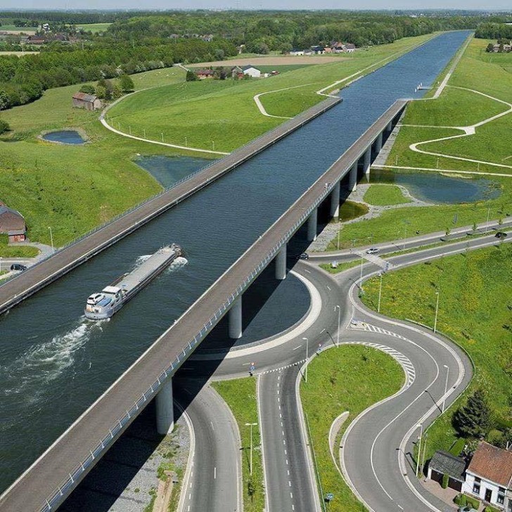 11. Schauen Sie sich dieses architektonische Wunderwerk an: eine Brücke mit einem Kanal, fast 500 Meter lang