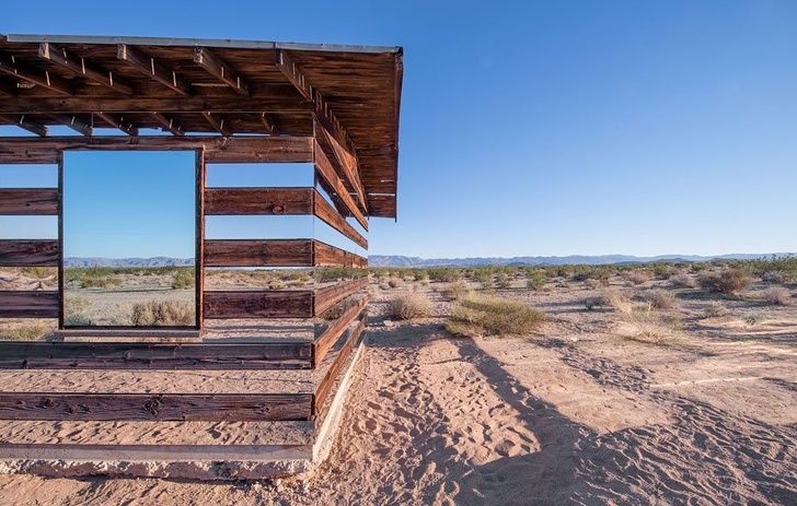 10. Questo particolare rifugio di legno nel deserto della California è rivestito di specchi!