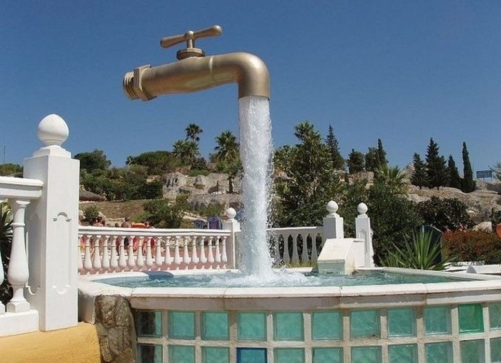 12. C'est une sculpture hyperréaliste, mais elle ressemble vraiment à un robinet géant flottant !