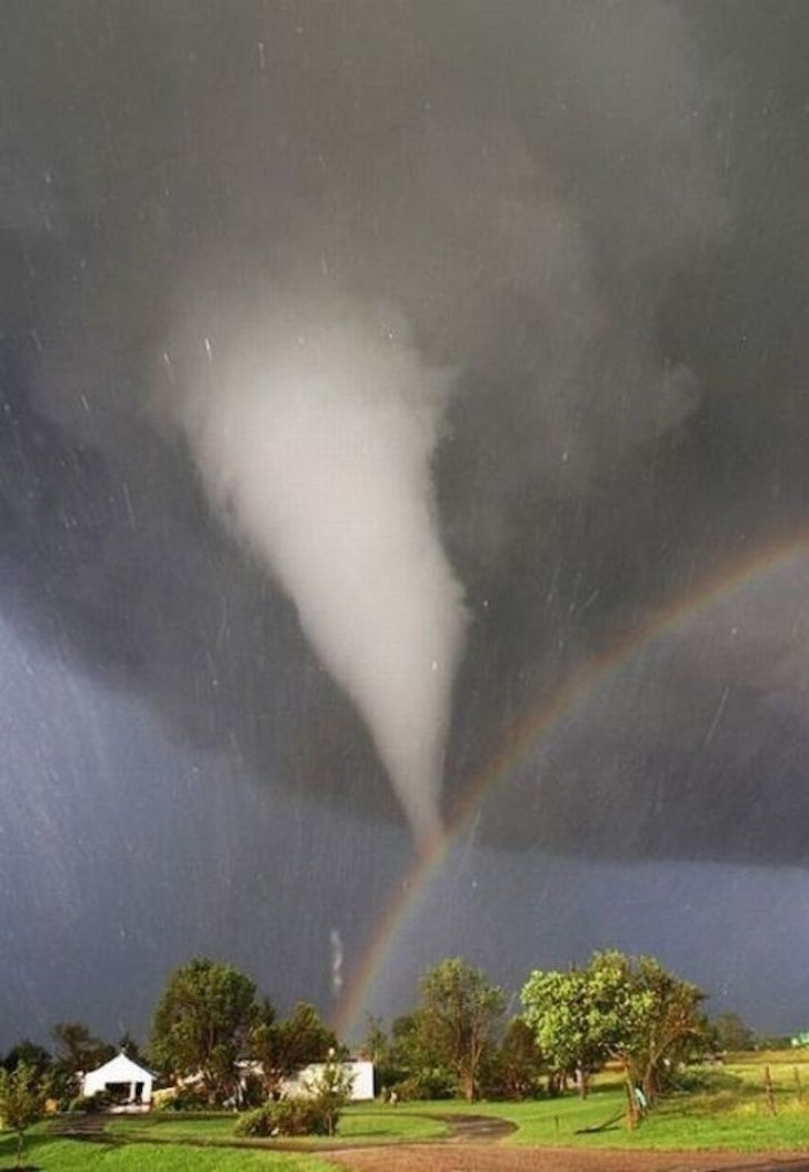8. Au Kansas, un arc-en-ciel et une tornade sont apparus simultanément !