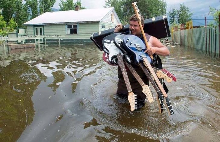 1. Wenn alles in Gefahr ist, muss man die wertvollsten Dinge retten: Für ihn sind dies die Gitarren