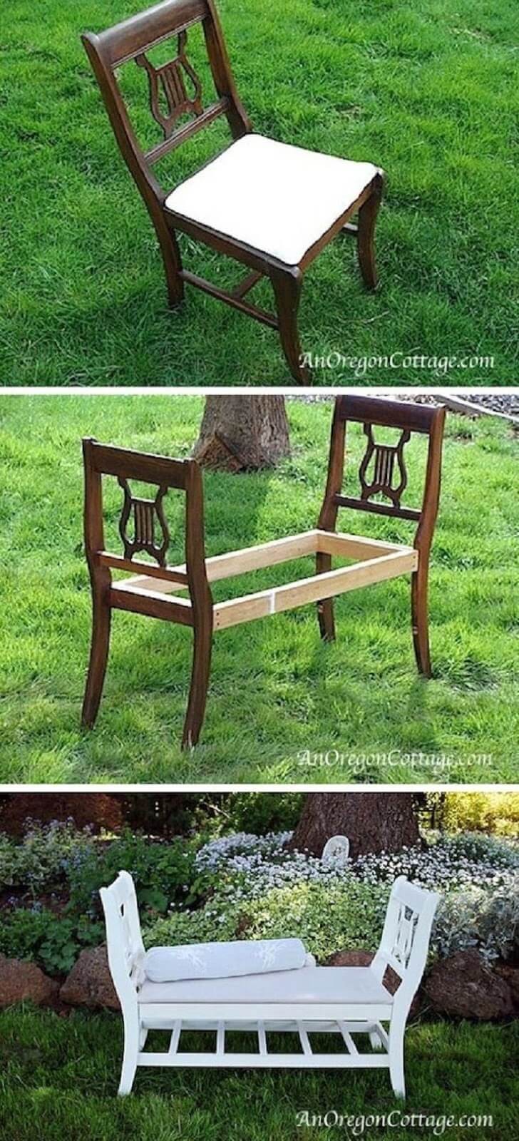 Due sedie sono diventate una panca, dopo essere state unite con delle travi in legno.