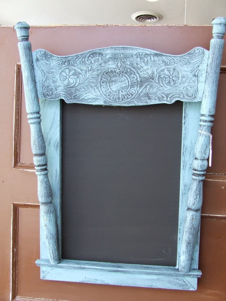 Lo schienale di una sedia meravigliosamente decorato è diventato una lavagna.