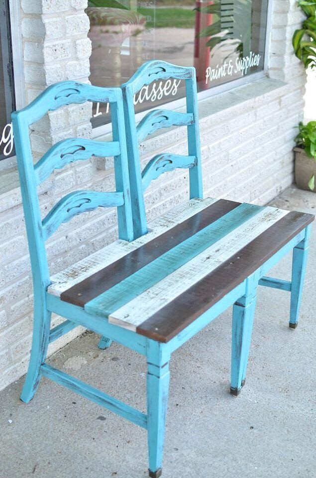 Due sedie e travi in legno: ecco una deliziosa panchina colorata.