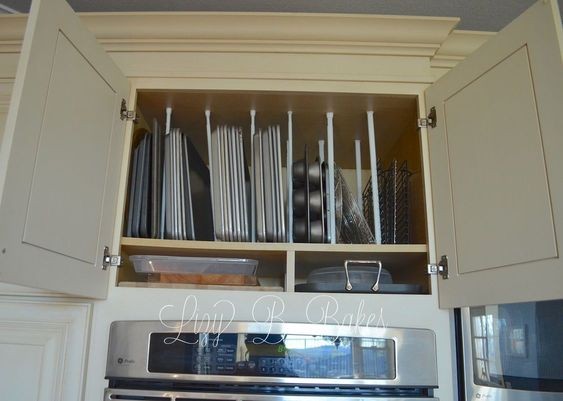 7. Per sistemare nel modo più efficiente vassoi, taglieri, teglie e piatti dentro ai mobili della cucina