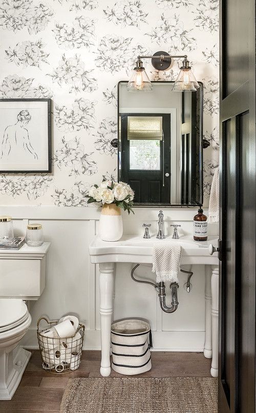 3. Un lavandino vintage e mobili laccati di bianco in un bagno dall'aspetto più moderno