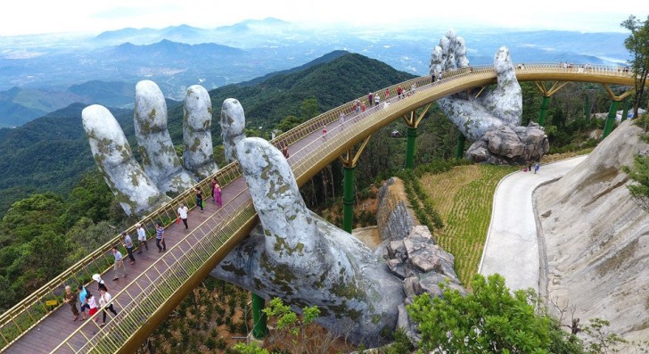 8. Le Golden Bridge, au Vietnam, est soutenu par deux mains géantes