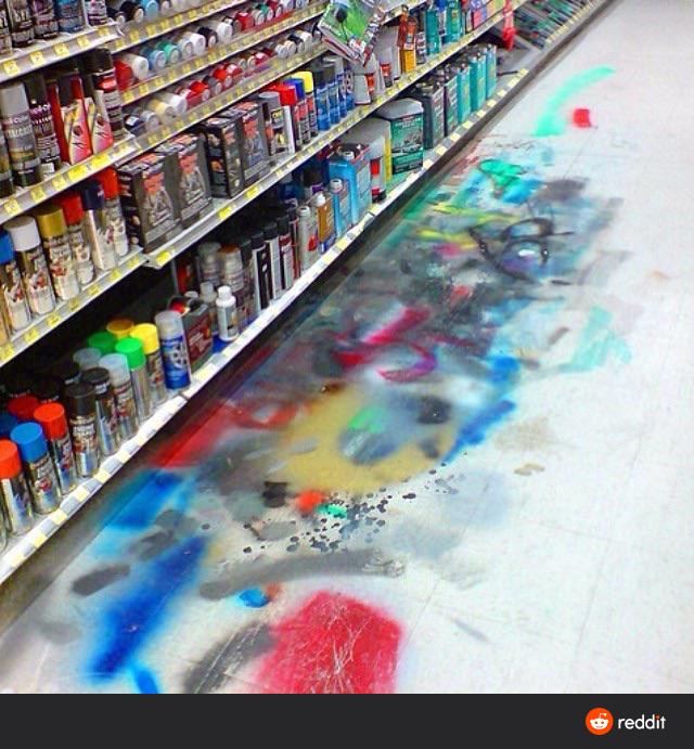 11. Lorsque l'on n'est pas sûr que la couleur de la peinture en bombe soit exactement celle indiquée sur le bouchon, on décide de l'essayer sur le sol. Logique...