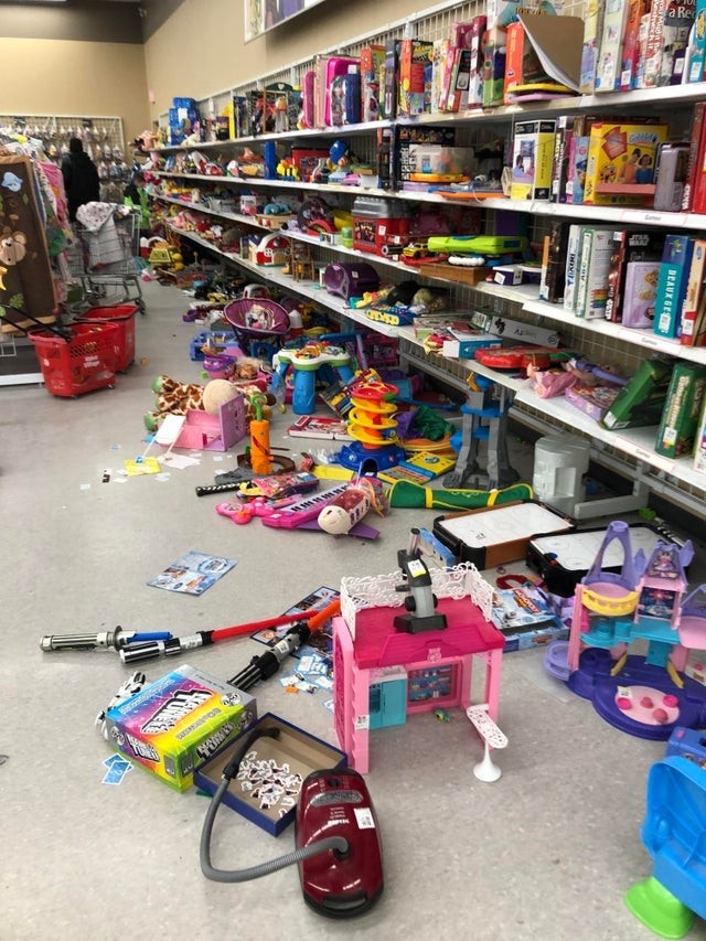 9. "I genitori che lasciano giocare i figli con i giocattoli del negozio e poi non rimettono a posto..."