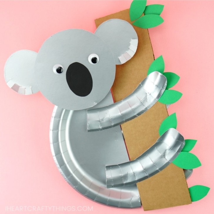 8. Un koala fatto con piatti di carta argentati