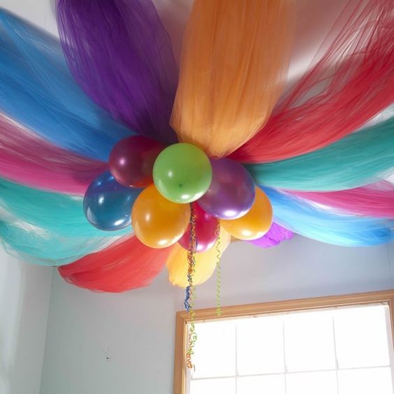 3. Con tulle colorato e palloncini si può anche decorare il soffitto in questo modo