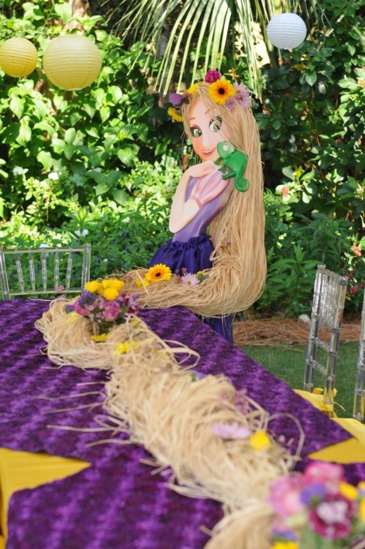 8. Se la festeggiata ama Rapunzel, creare una sagoma con le fattezze dell'adorabile principessa e una lunga treccia di capelli fatta di paglia o rafia naturale è un'idea vincente