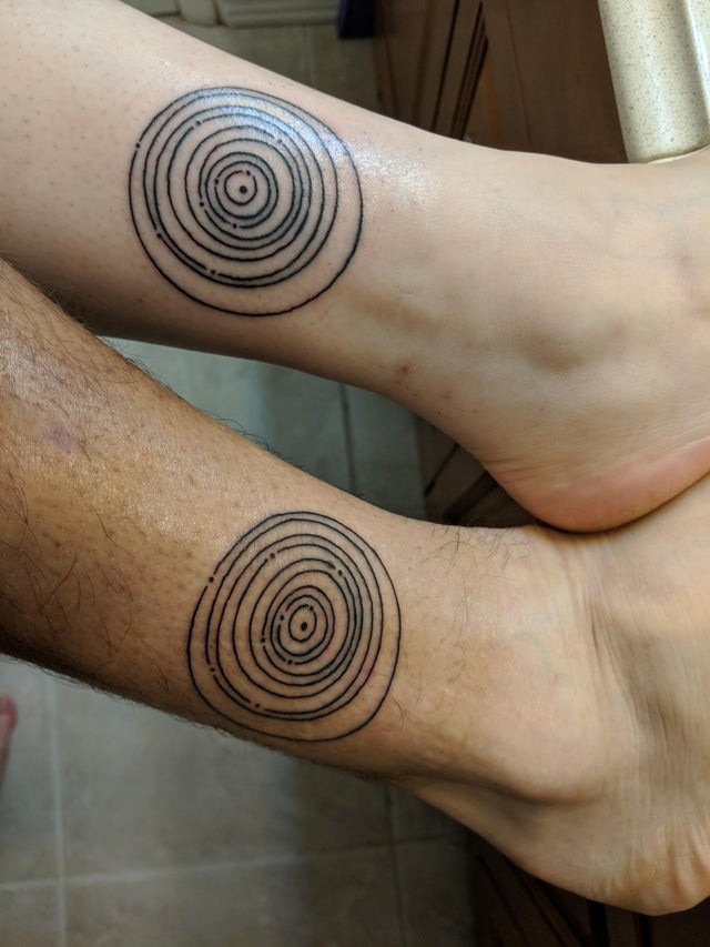 3. "Mia moglie ed io ci siamo tatuati due sistemi solari, che mostrano la posizione dei pianeti nel momento in cui ci siamo sposati"