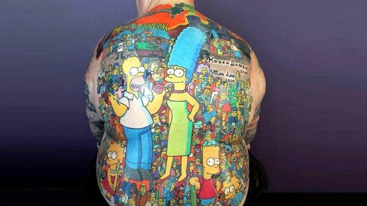 9. Quest'uomo si è fatto tatuare tutti i personaggi dei Simpson a colori sulla schiena: un'opera da 12.000 dollari e 120 ore di lavoro!