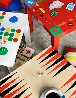 1. Trasformate un tavolino economico in una plancia da gioco con adesivi o anche dipingendolo a mano