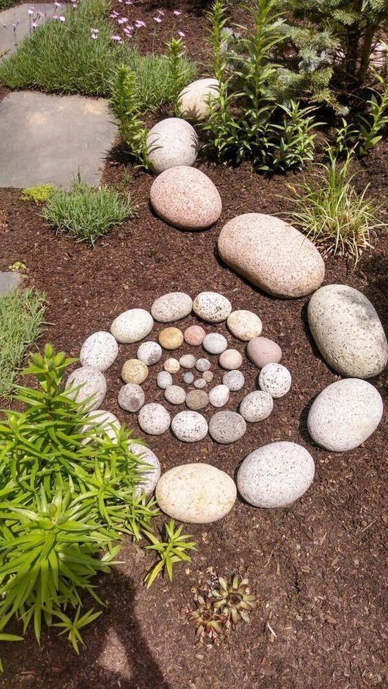 10. Heb je er al eens aan gedacht om vormen met stenen in een perkje te tekenen?