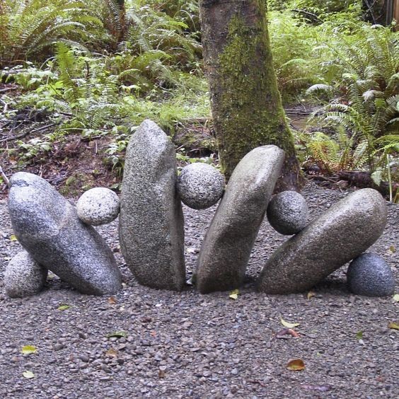 12. Of leef je uit op abstracte sculpturen die met stenen zijn gemaakt