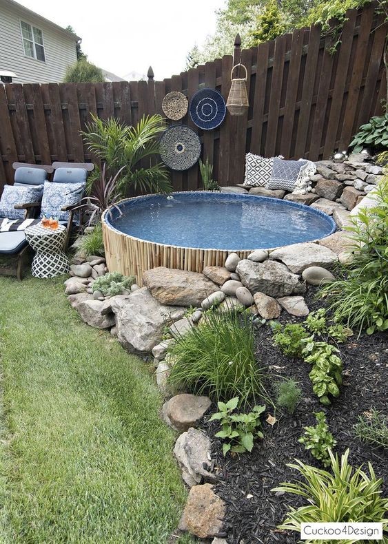 7. Les rochers créent une toile de fond fantastique qui transforme une piscine hors sol en une piscine de luxe