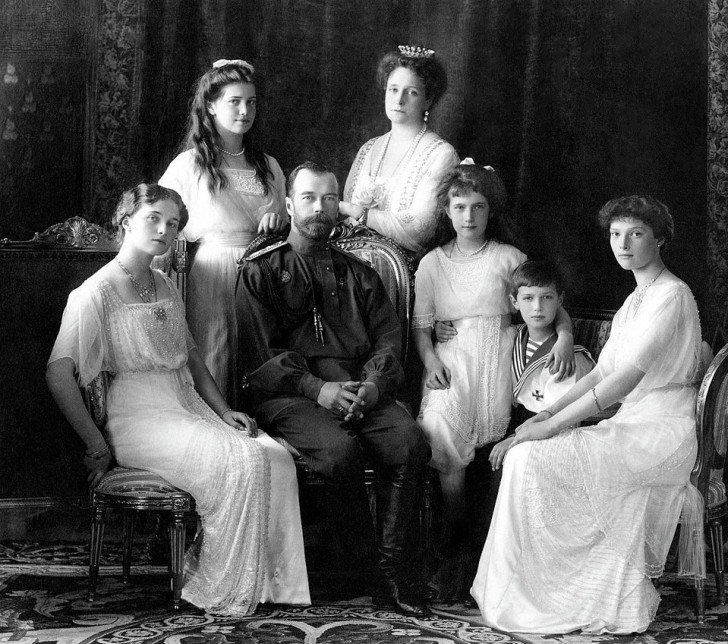 5. Lo Zar di Russia Nicola II con tutta la sua famiglia, 1913