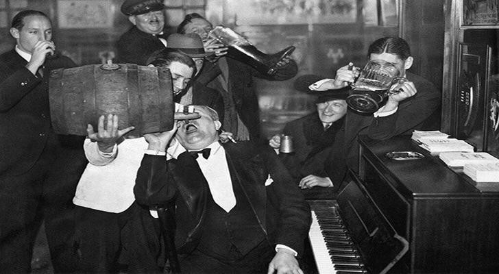 9. Alcuni uomini festeggiano la fine del proibizionismo, 5 dicembre 1933