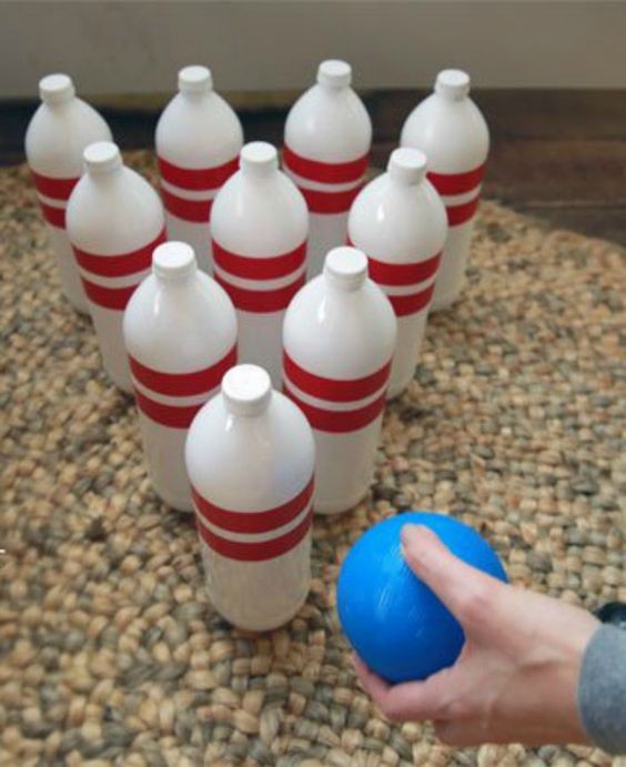 1. Un bowling casalingo con bottiglie di plastica riciclate
