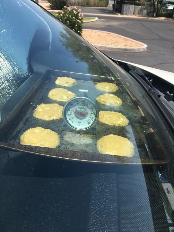14. Le thermomètre parle de lui-même : il fait si chaud qu'on peut faire cuire des biscuits sous le pare-brise de la voiture !