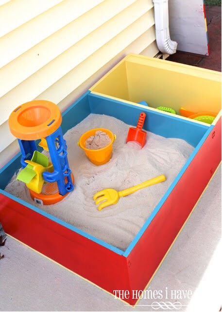1. Trasformate un mobile vecchio o grandi cassetti in una mini sabbionaia con lo scomparto in cui riporre tutti i giocattoli, vi aiuterà a tenere tutto più in ordine