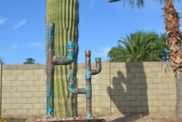 8. Als je cactussen in je tuin hebt, dan moet je echt de kans niet missen om de bloemperken te versieren met deze "beeldhouwwerken" gemaakt van oude pijpen