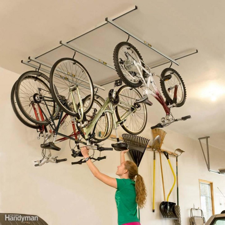 8. Anche le biciclette possono essere appese al soffitto: potete usare strutture prefabbricate o sistemi di cavi e ganci fai da te