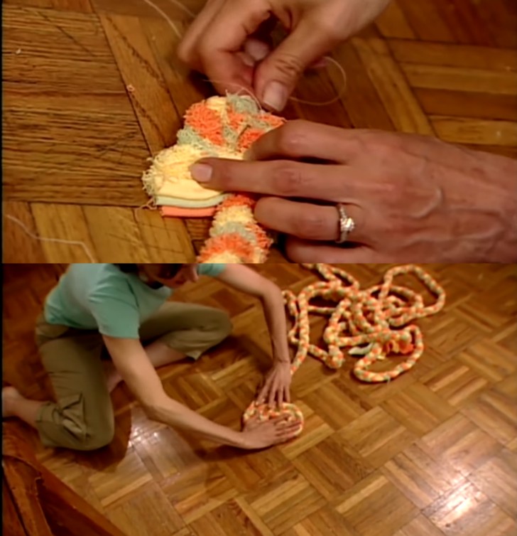 4. Ora dovete modellare il tappetino, arrotolando pian piano la treccia su un piano orizzontale (un tavolo o il pavimento) come fosse una spirale