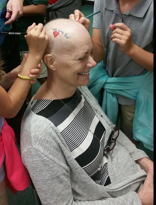 This art teacher has been having chemotherapy for some time ... with this sweet support from her students