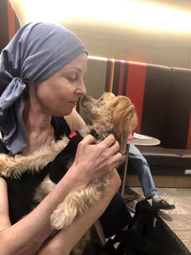 My mother had turned 68, but every day she brought her faithful friend with her when she went for chemotherapy