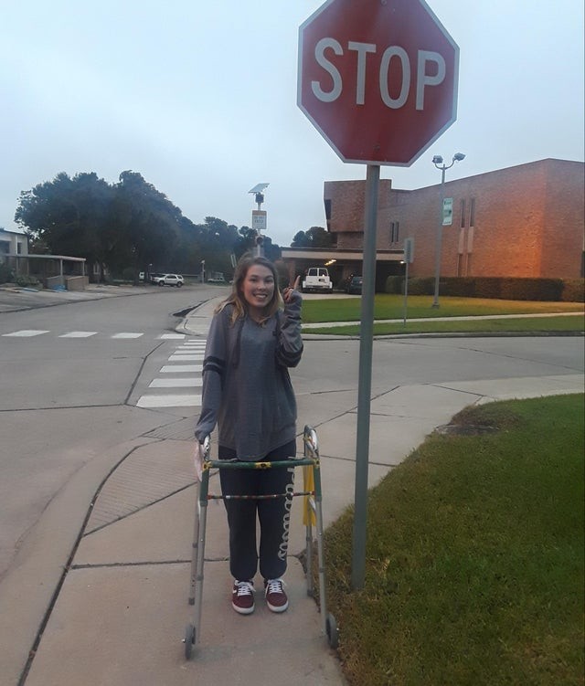 Na een zeer ernstig ongeluk slaagde dit meisje erin om met haar rollator de eerste, zeer belangrijke stappen op straat te zetten!