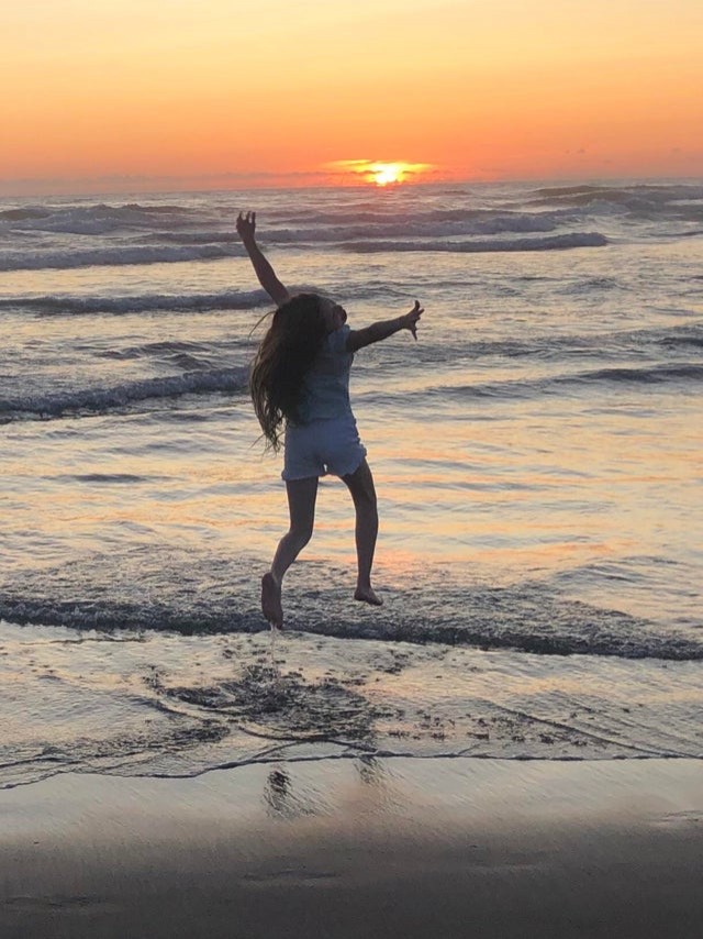 Meine Tochter wollte von mir ein schönes Foto am Strand machen. Das spontanste wurde schließlich das schönste und sprüht vor Lebensfreude!