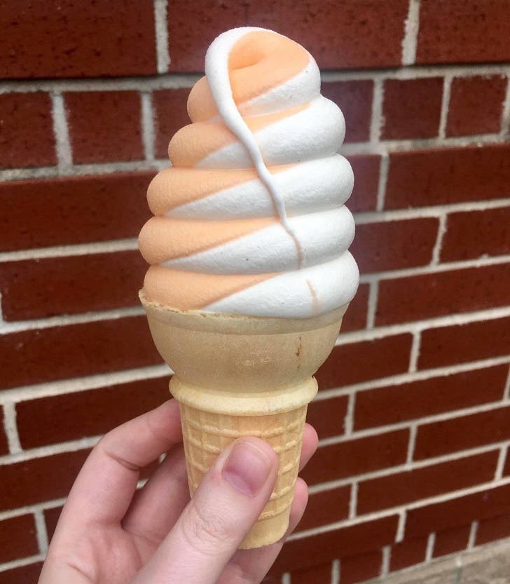 16. Come si fa a mangiare un gelato dalla forma così perfetta? Sembra quasi finto!