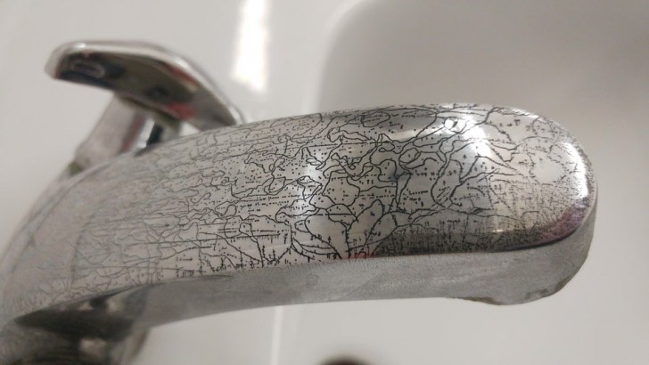 7. La corrosion sur ce robinet a formé des marques qui ressemblent à des cartes géographiques !