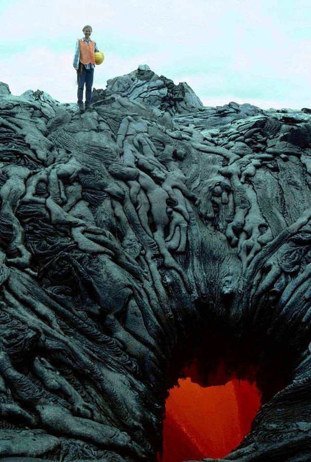 10. È solo la lava del vulcano, ma a prima vista sembrano tante persone che stanno per entrare nella porta dell'inferno!