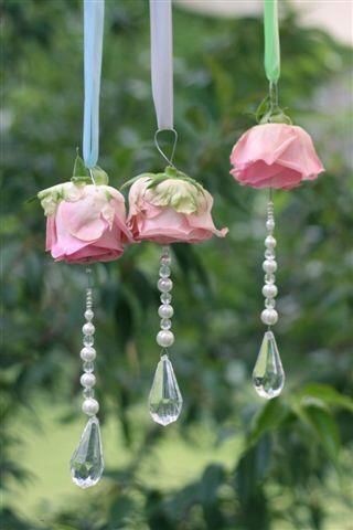 10. Rose - o altri fiori - finte, perle e cristalli diventano affascinanti decorazioni da appendere