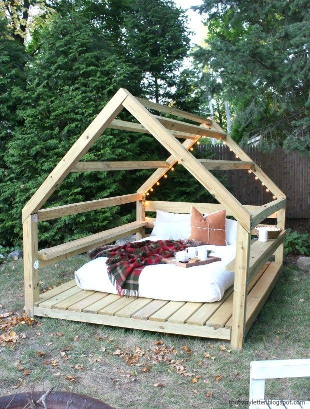 9. Un letto su pedana e con tetto a capanna: potreste anche coprirlo solo con teli, o pannelli trasparenti, se non volete chiuderlo con tavole di legno