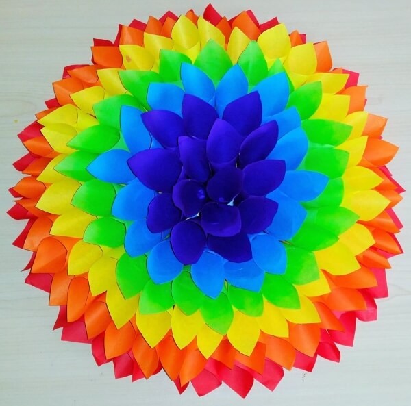 2. Tanti coni di carta colorata da incollare insieme, per una decorazione variopinta davvero stupefacente