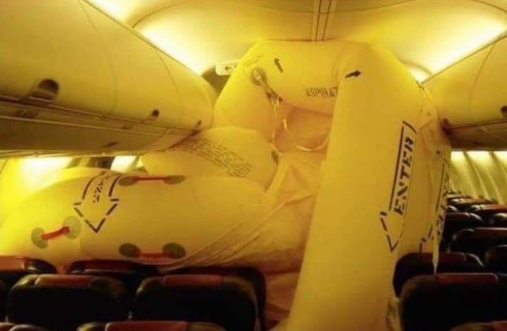 1. Lo scivolo di emergenza si è aperto per errore all'interno dell'aereo...