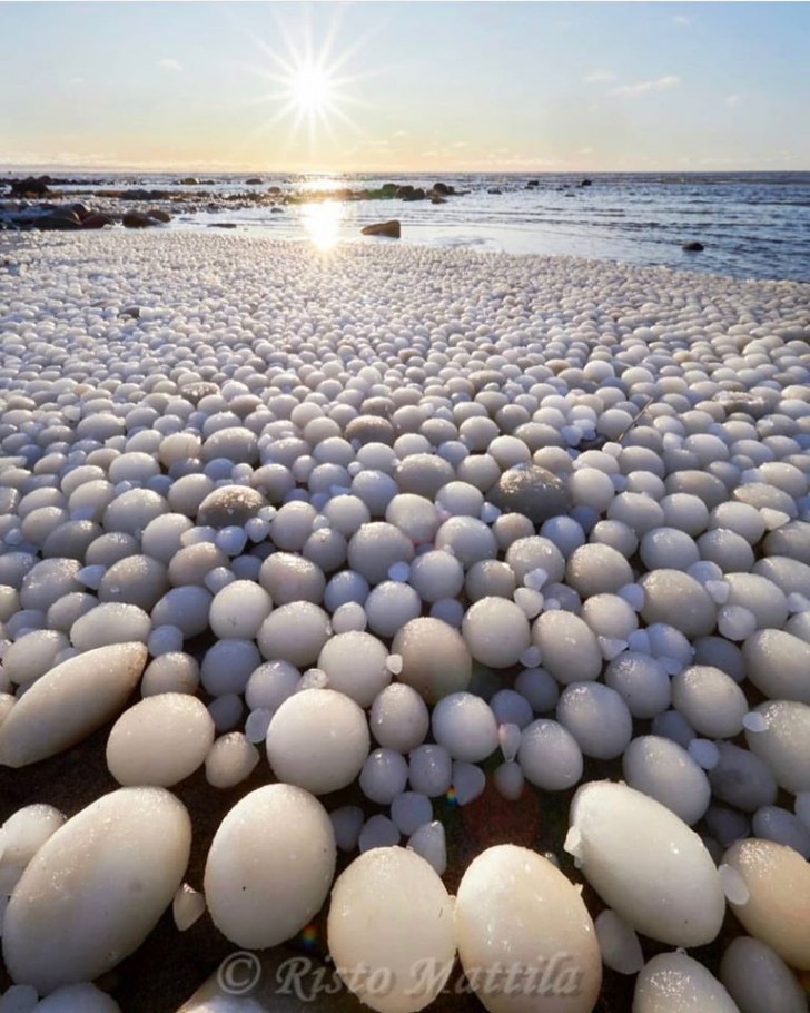 L'affascinante fenomeno delle "uova di ghiaccio" nel nord della Finlandia