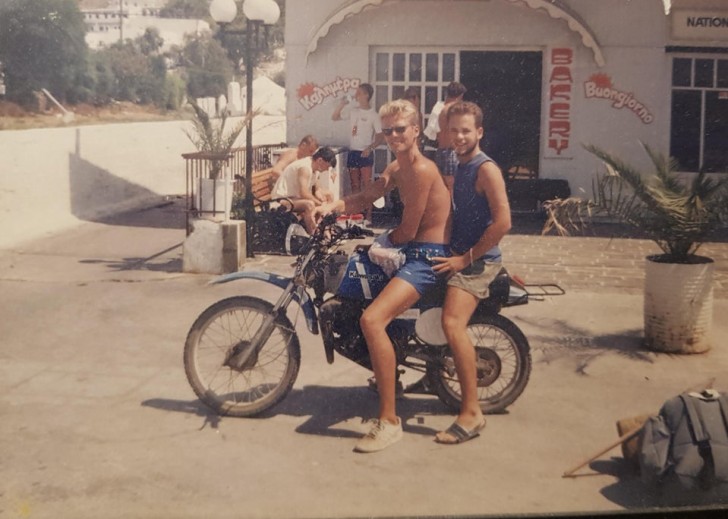 Ja, das ist mein Vater mit David Bowie bei einem Urlaub in Griechenland im Jahr 1988