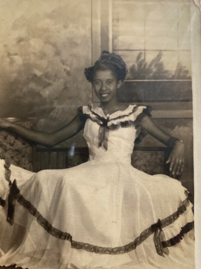 Ma grand-mère à 16 ans, à peu près au milieu des années 1940