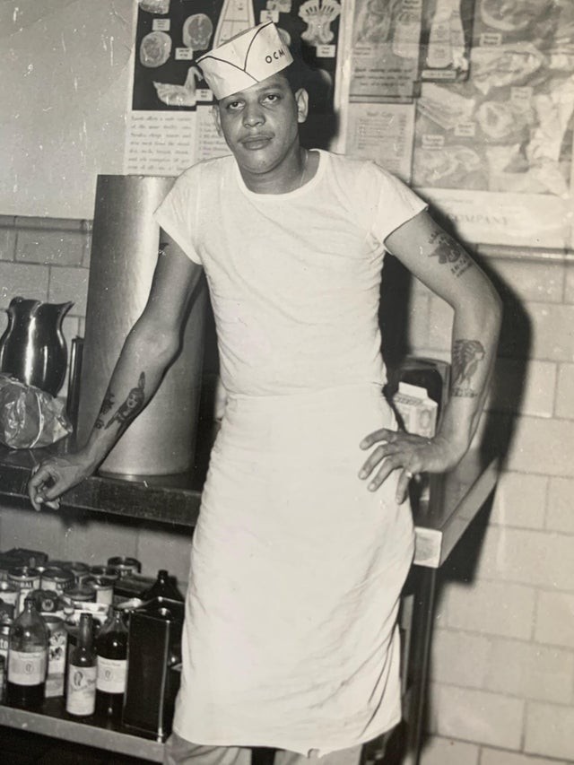 Mon grand-père qui travaillait comme cuisinier en 1940 : à cette époque, les tatouages n'étaient pas vraiment bien vus...