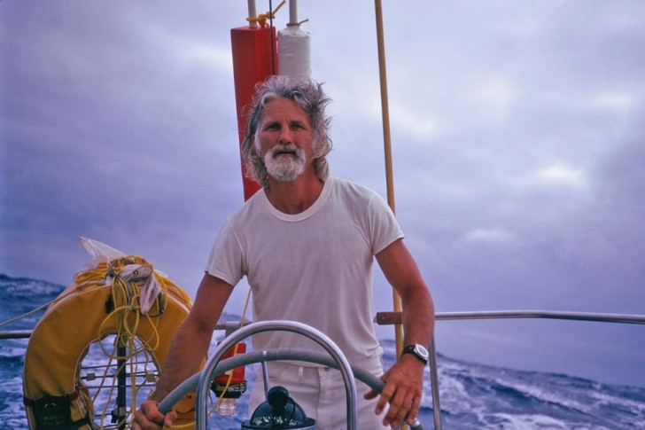 Mio nonno ha compiuto 90 anni, ecco una foto di lui negli anni '80...che capitano di mare affascinante che era!