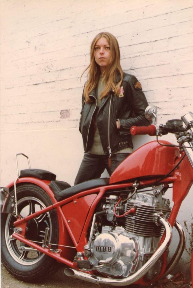 Meine Mutter etwa 1983: eine Modellfahrerin!